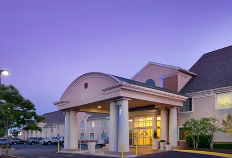 Holiday Inn Express Hotel & Suites